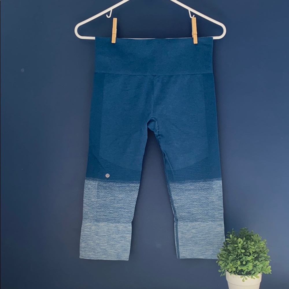 Lululemon Athletica cropped yoga pants